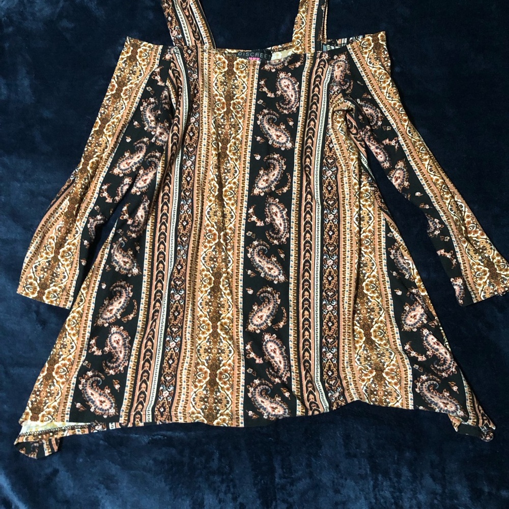 Discreet Black and Gold Paisley Cold Shoulder Blouse Size S Boho
